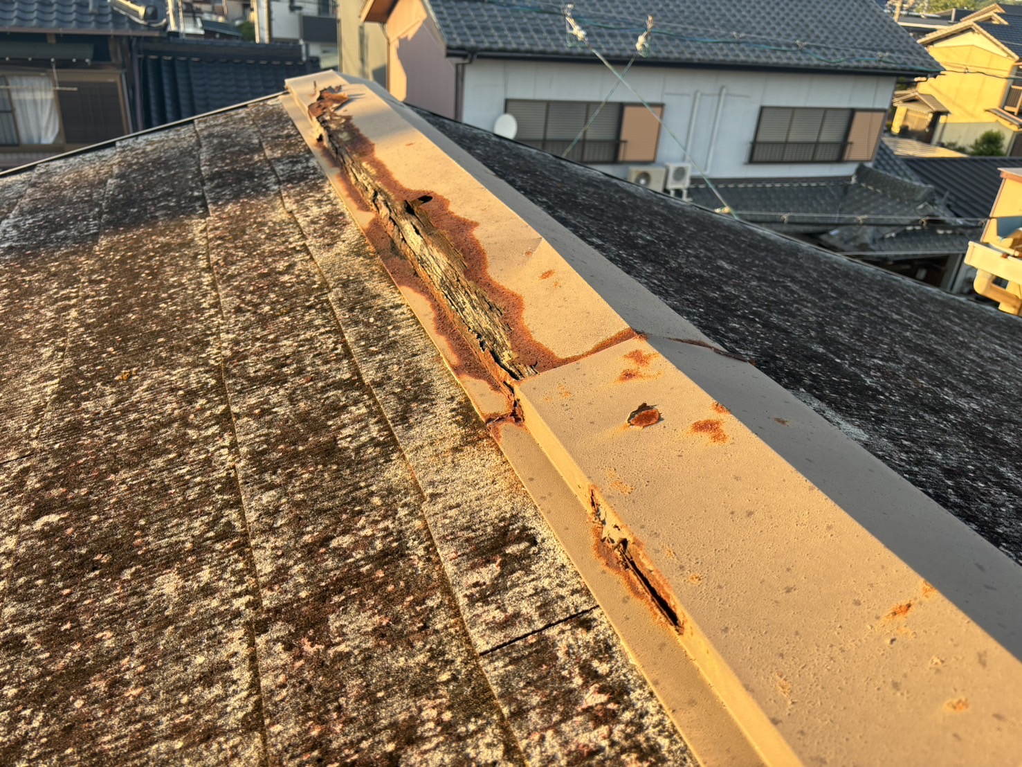 錆びて劣化したカラーベスト屋根の棟板金