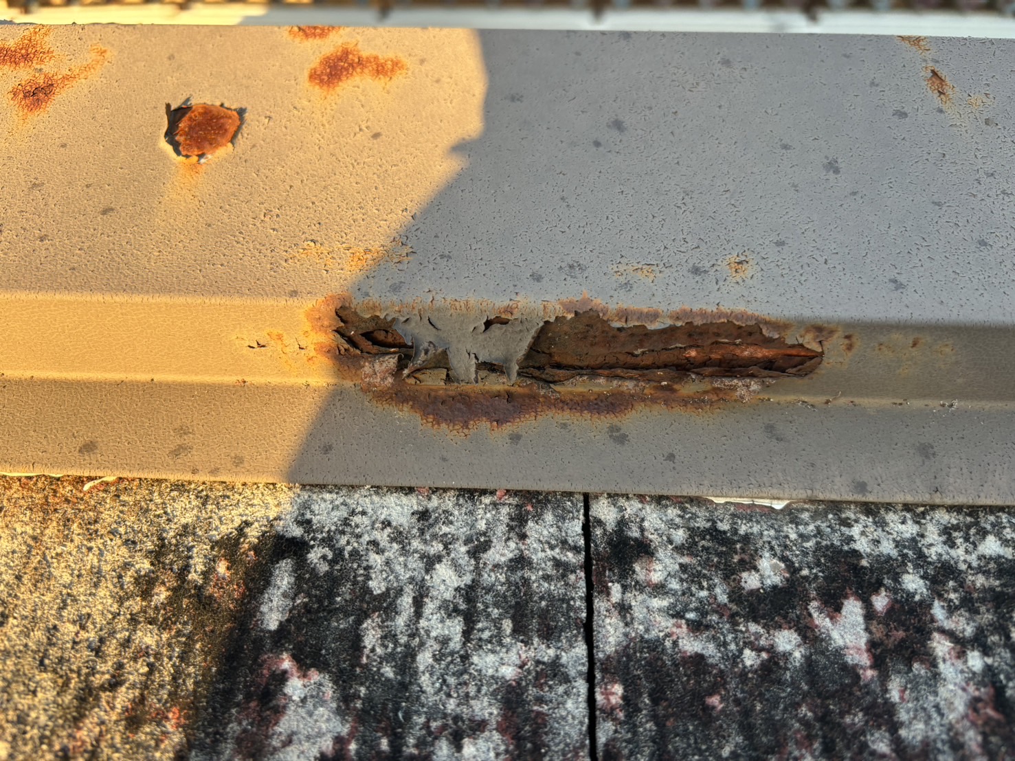 錆びて劣化したカラーベスト屋根の棟板金