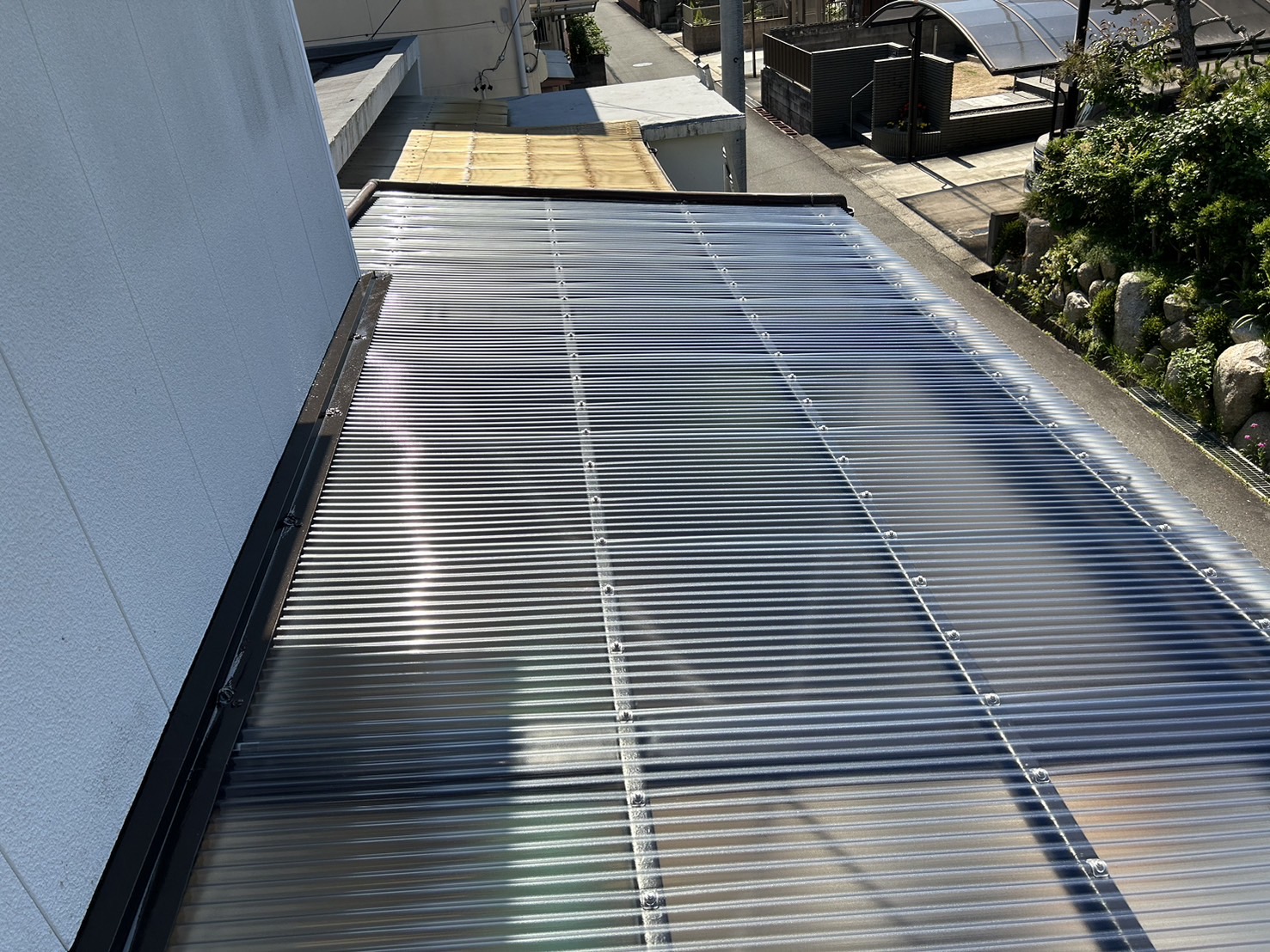 駐車場の波板交換作業は次回施工事例で！