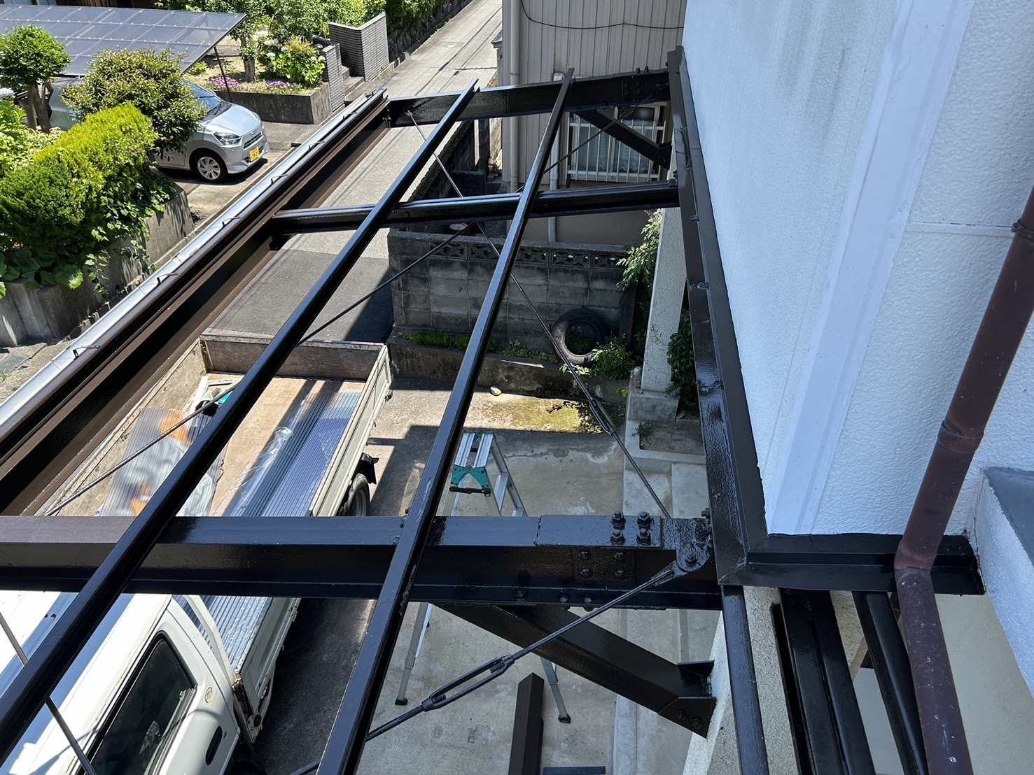 駐車場の鉄骨塗装完成