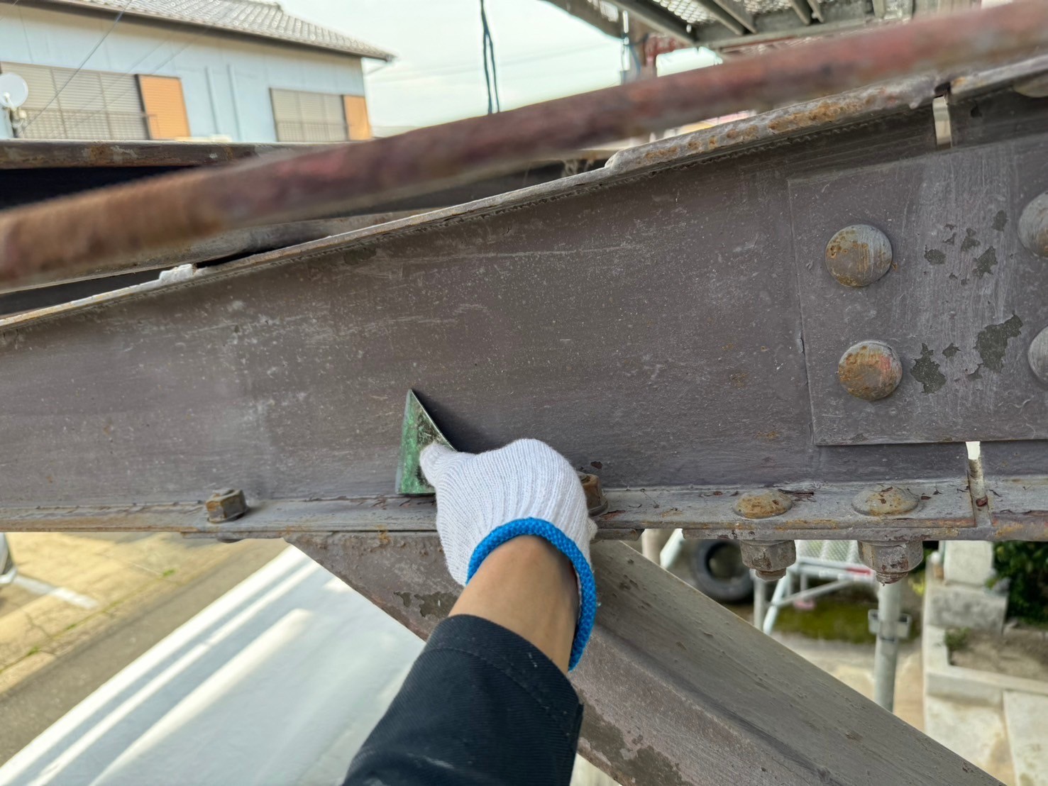 駐車場の鉄骨塗装「ケレン作業」