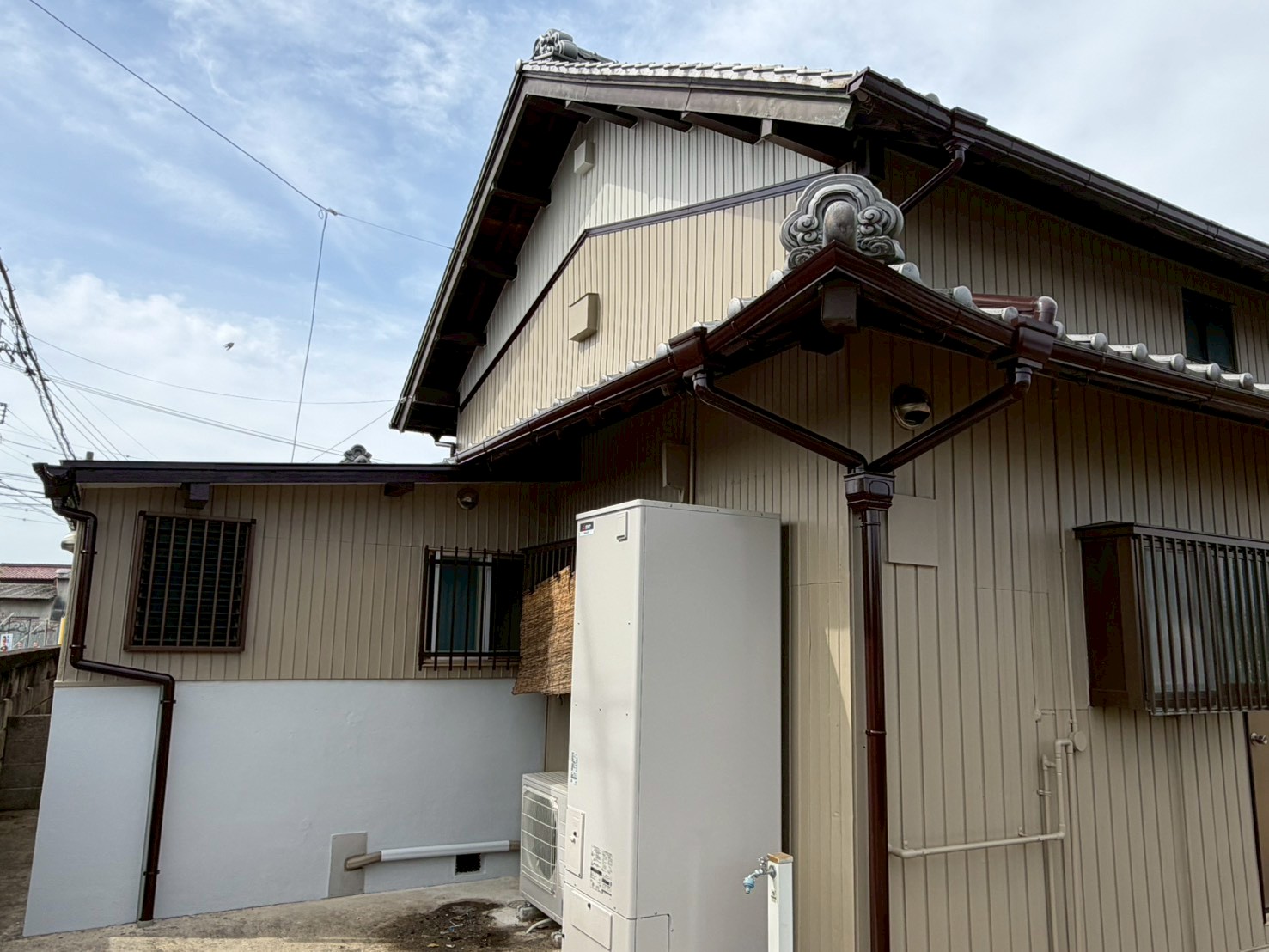 春日井市で完成した角波板金外壁塗装工事   築50年住宅の外壁塗装完成後の美しい仕上がり