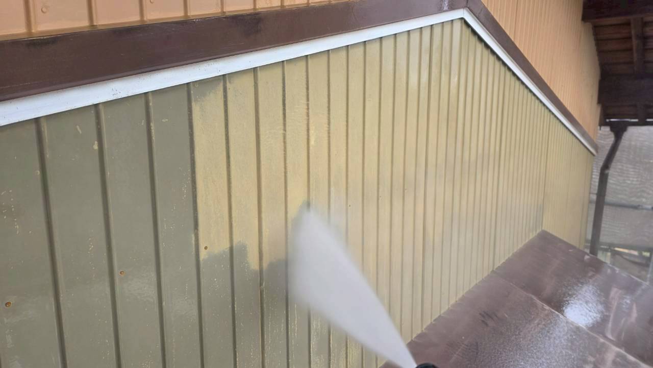 角波板金外壁の高圧洗浄作業春日井市