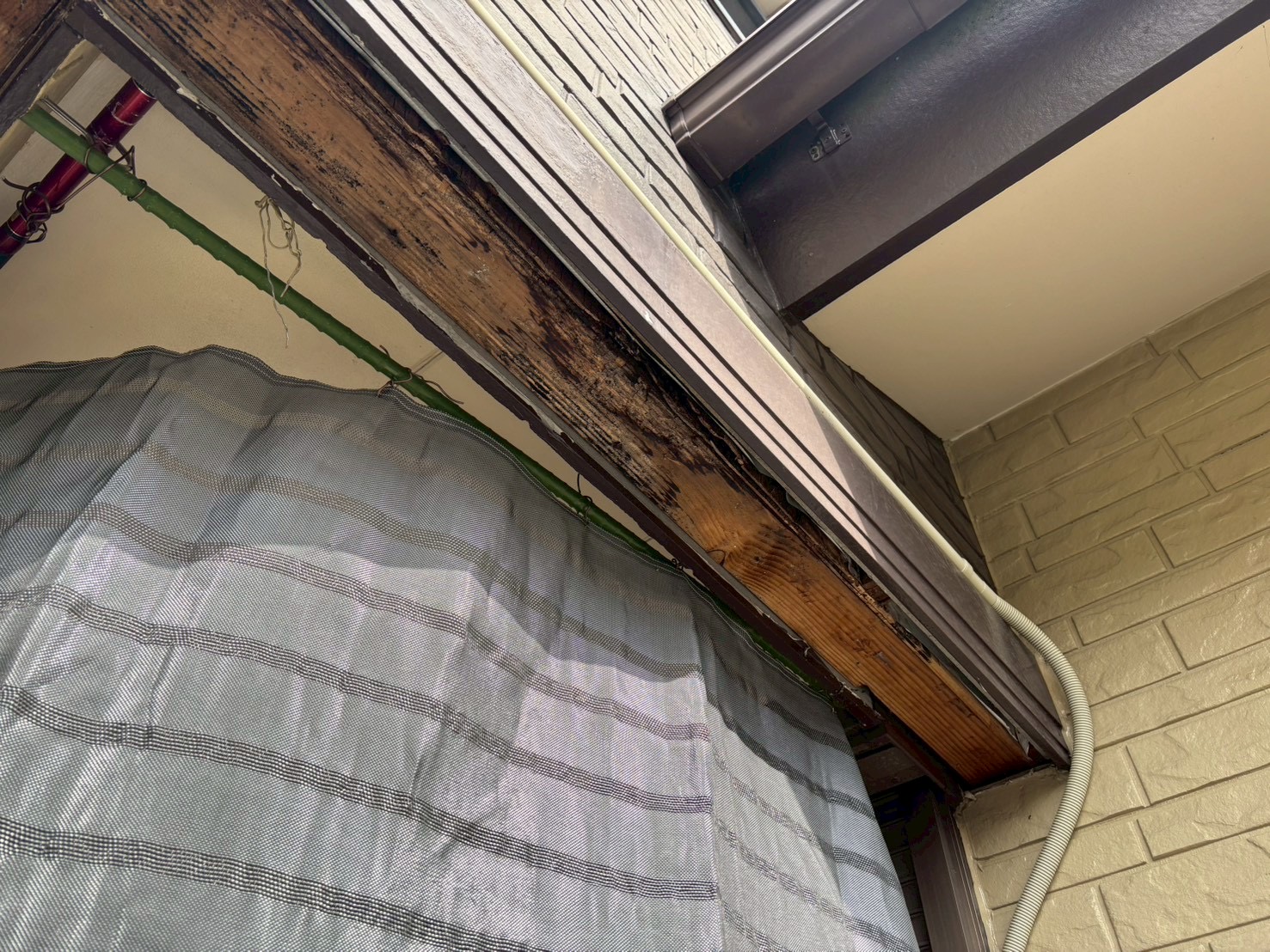 ベランダ笠木から雨漏りが発生している施工前の状態（春日井市）