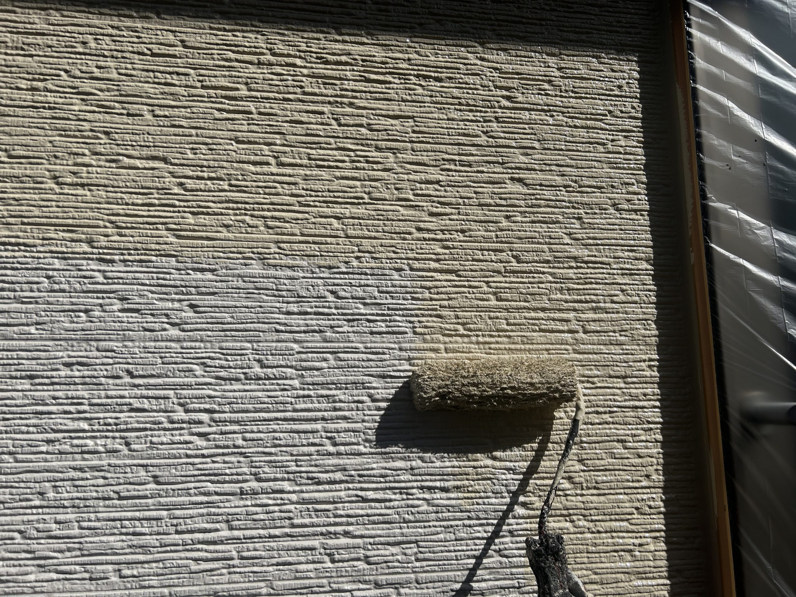 春日井市外壁塗装中塗り