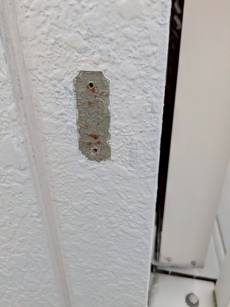 【施工中】雨樋撤去と新しい受金具の設置作業中小牧市