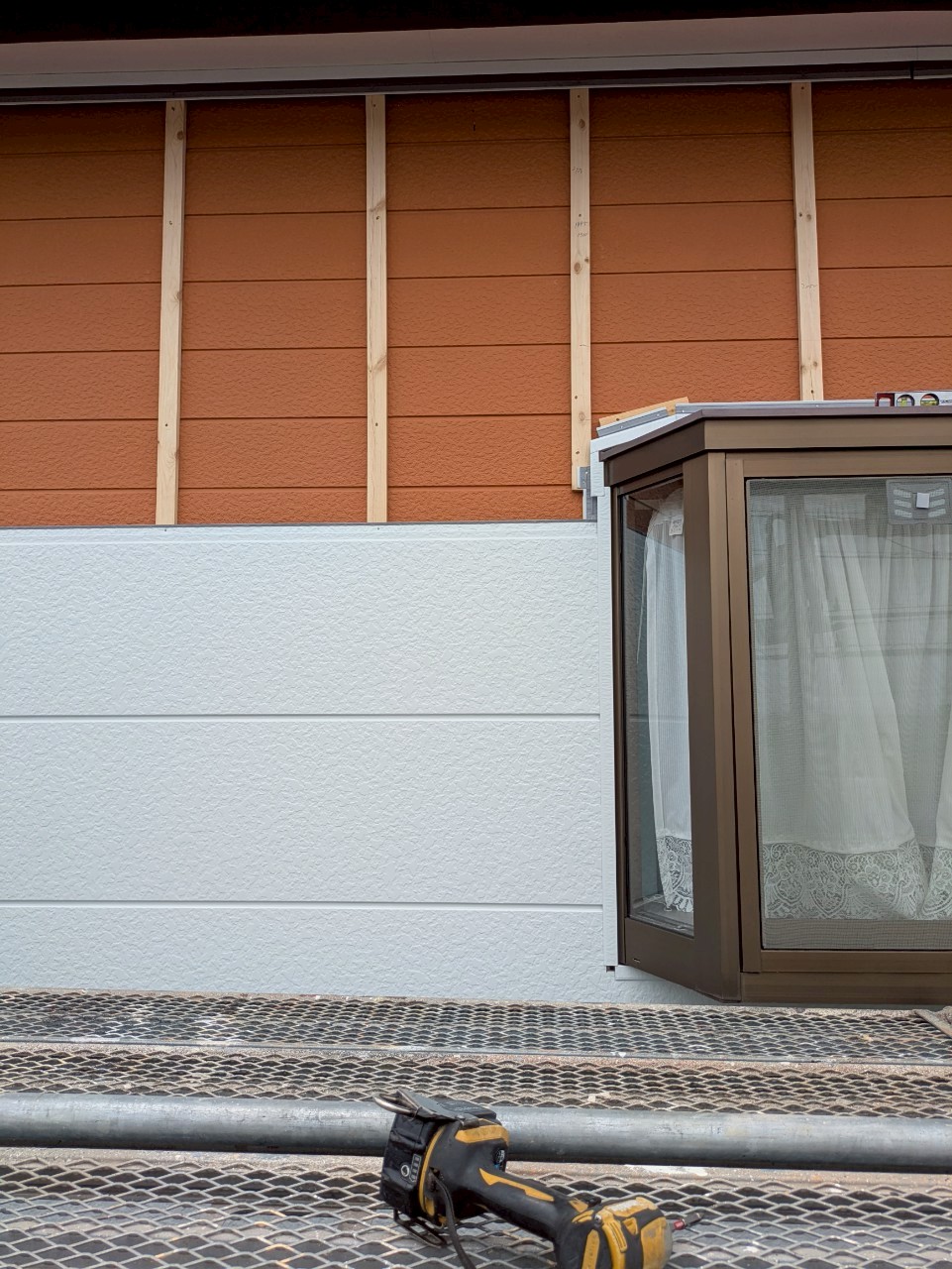 春日井市で外壁雨漏りに対応した金属サイディングカバー工法の施工中写真