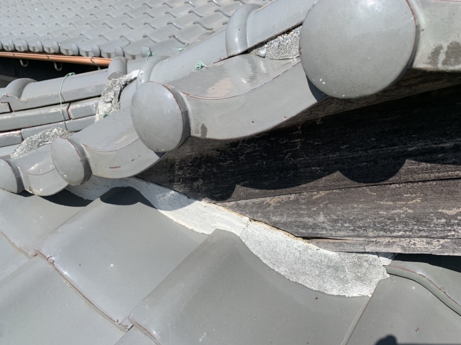 2階部分和瓦屋根の漆喰の状態を無料現地調査アップ写真