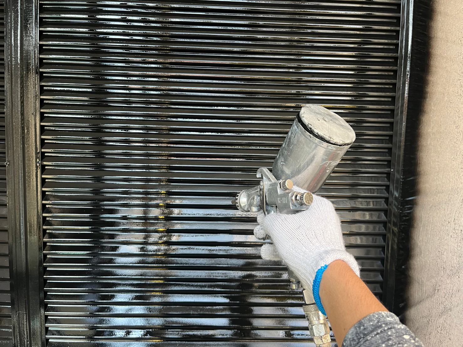 付帯部・雨戸の塗装も丁寧に施工｜目荒しと吹き付け仕上げ