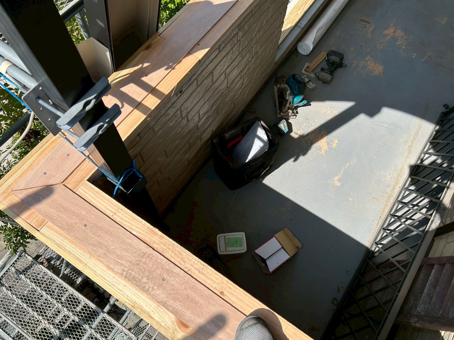 新しい下地材に交換している施工中の様子春日井市