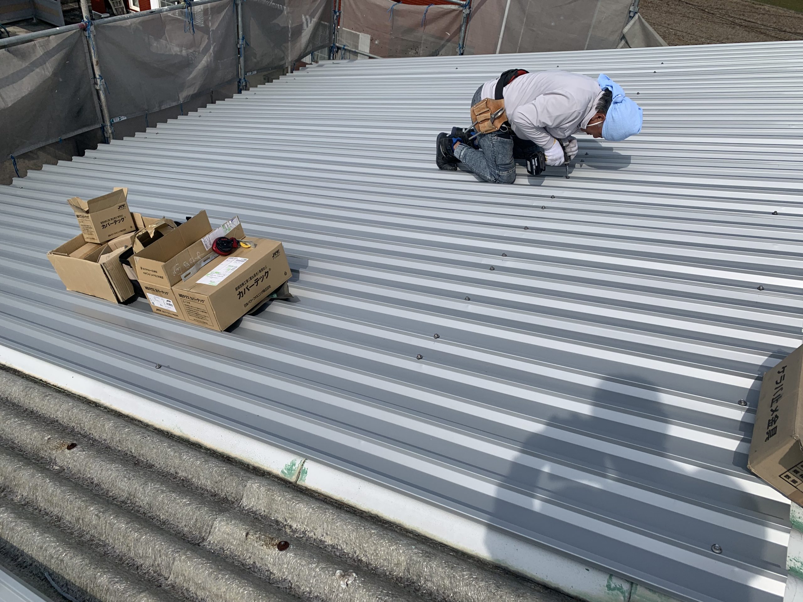 スレート屋根リフォーム｜ガルバリウム鋼板の取付け工程とは？