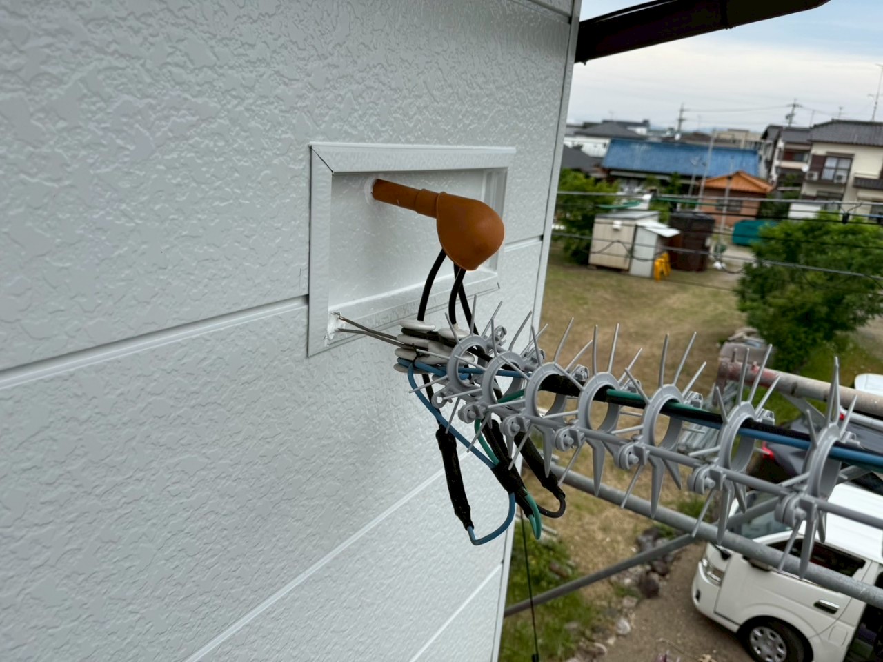 春日井市で外壁雨漏りに対応した金属サイディングカバー工法の施工中写真