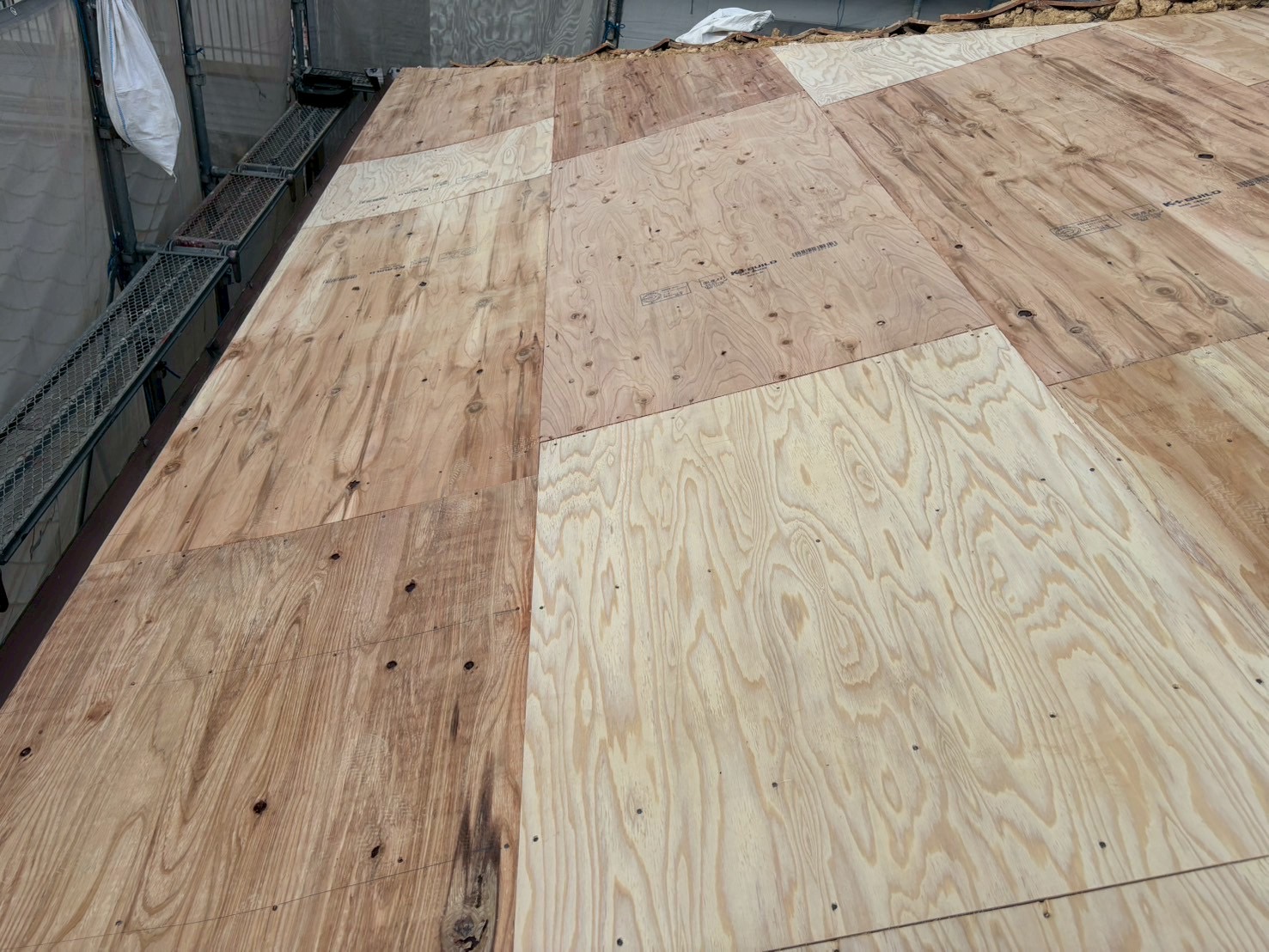 新しいコンパネを重ね張りして、下地を補強しています。小牧市