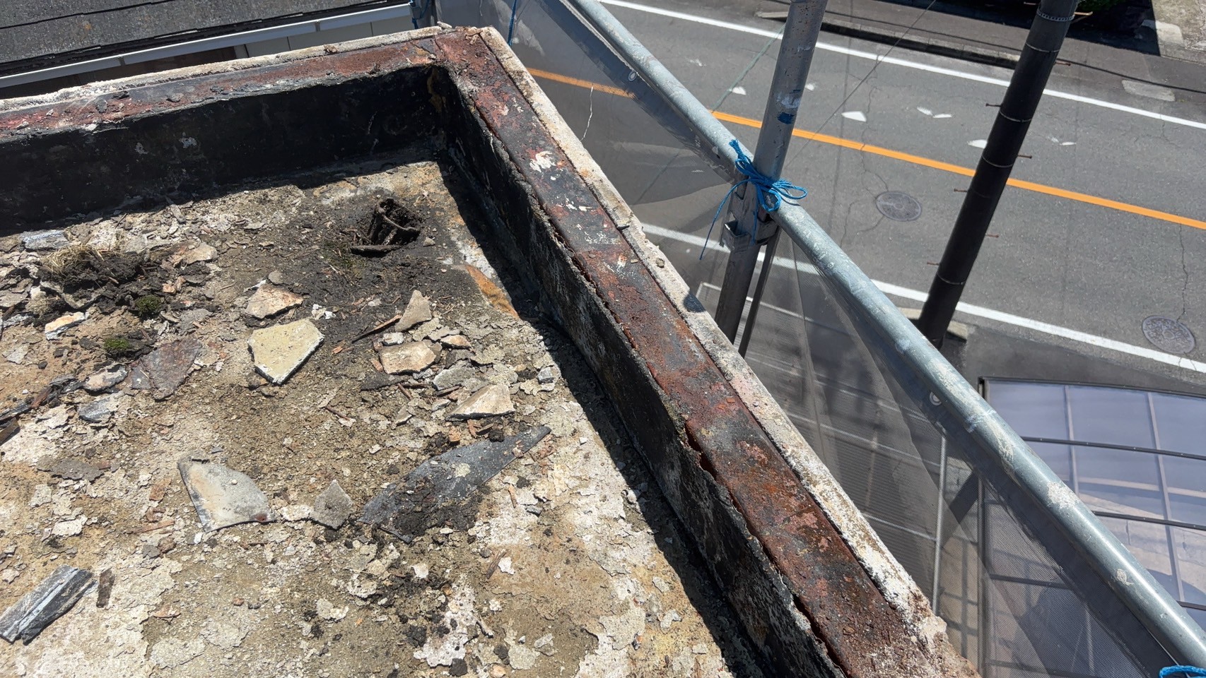 「クラック部分に樹脂モルタルを充填し、下地の凹凸を補修している様子