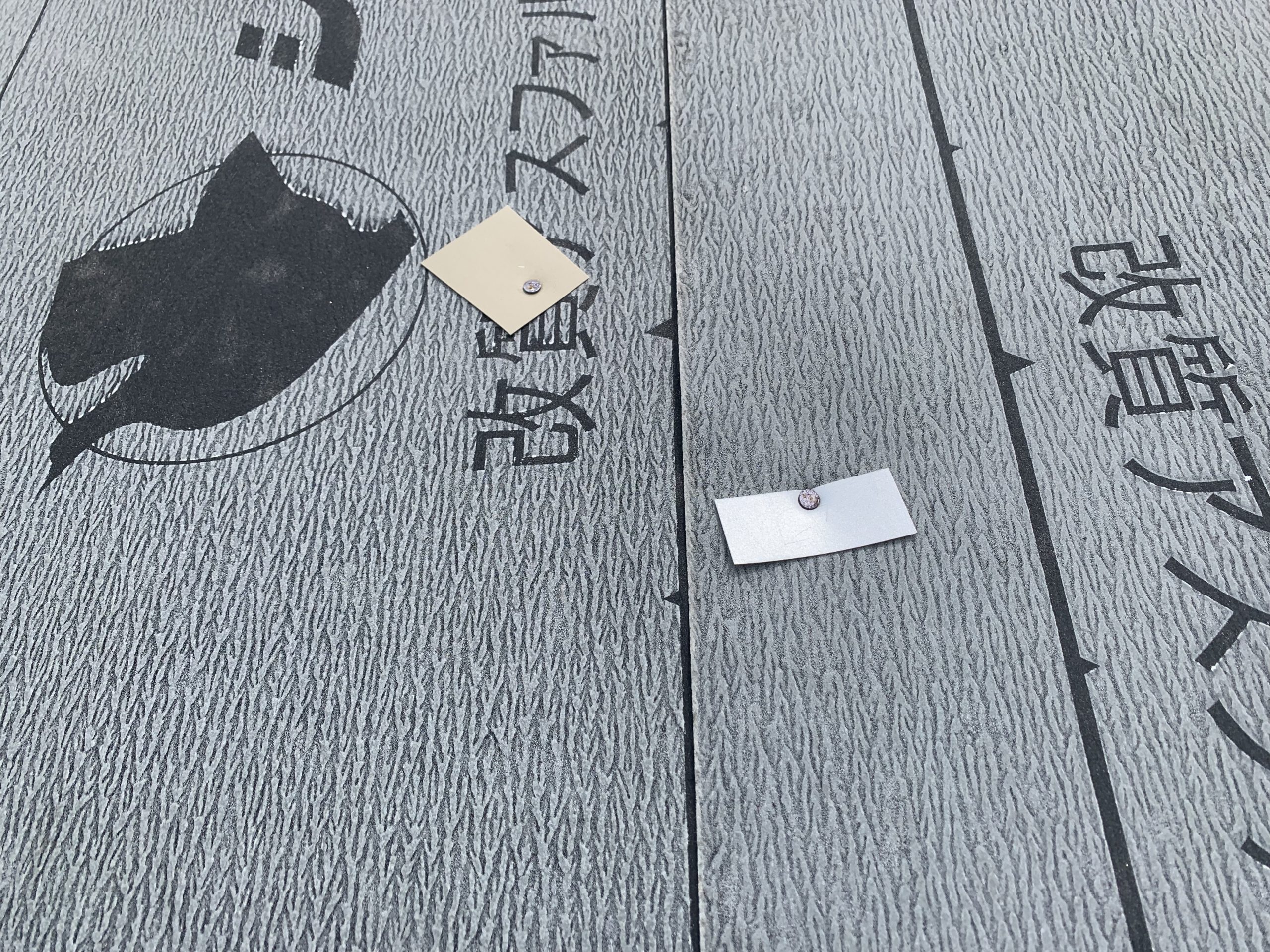 パミール屋根にカバー工法を実施｜防水紙の施工からスタート