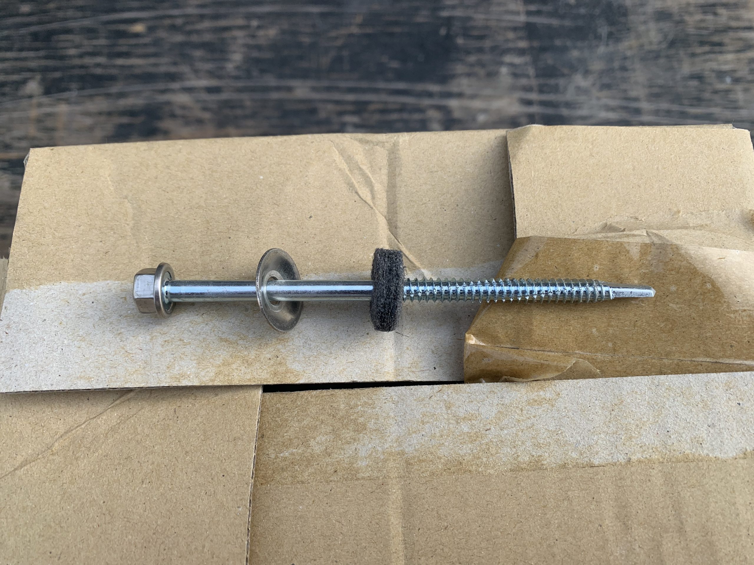 カバー工法で使用する「専用ネジ」とは？ガルバリウム鋼板の施工ポイントをご紹介！