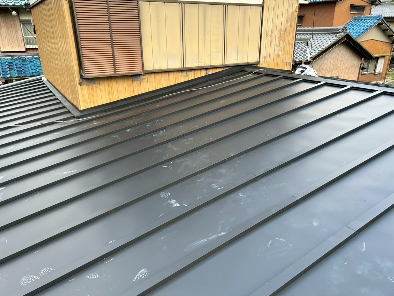 雨漏りした瀬戸市の瓦棒屋根にカバー工法を施工中の様子