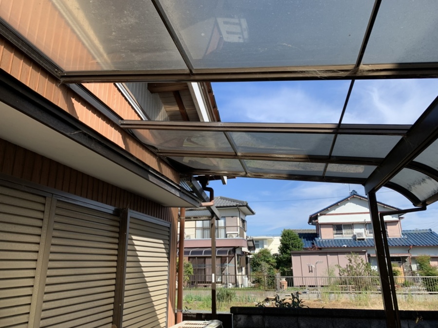 春日井市築40年瓦屋根のお住まいテラス屋根の破損状況の写真全体