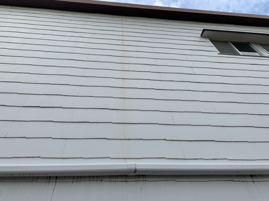 外壁塗装カラーベスト下から見上げた写真でサビの部分