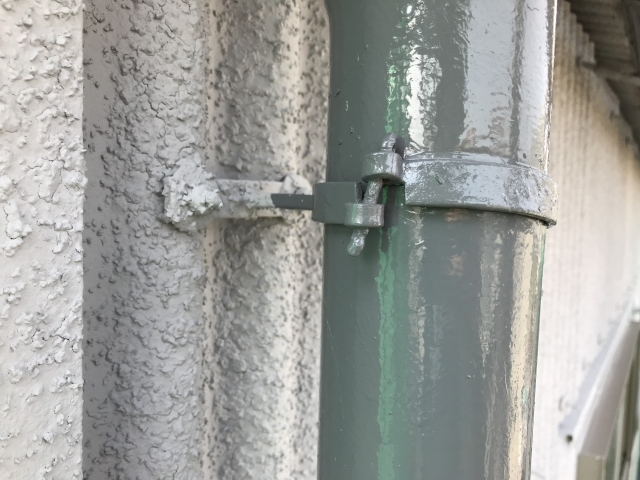 雨樋止め金具の歪み