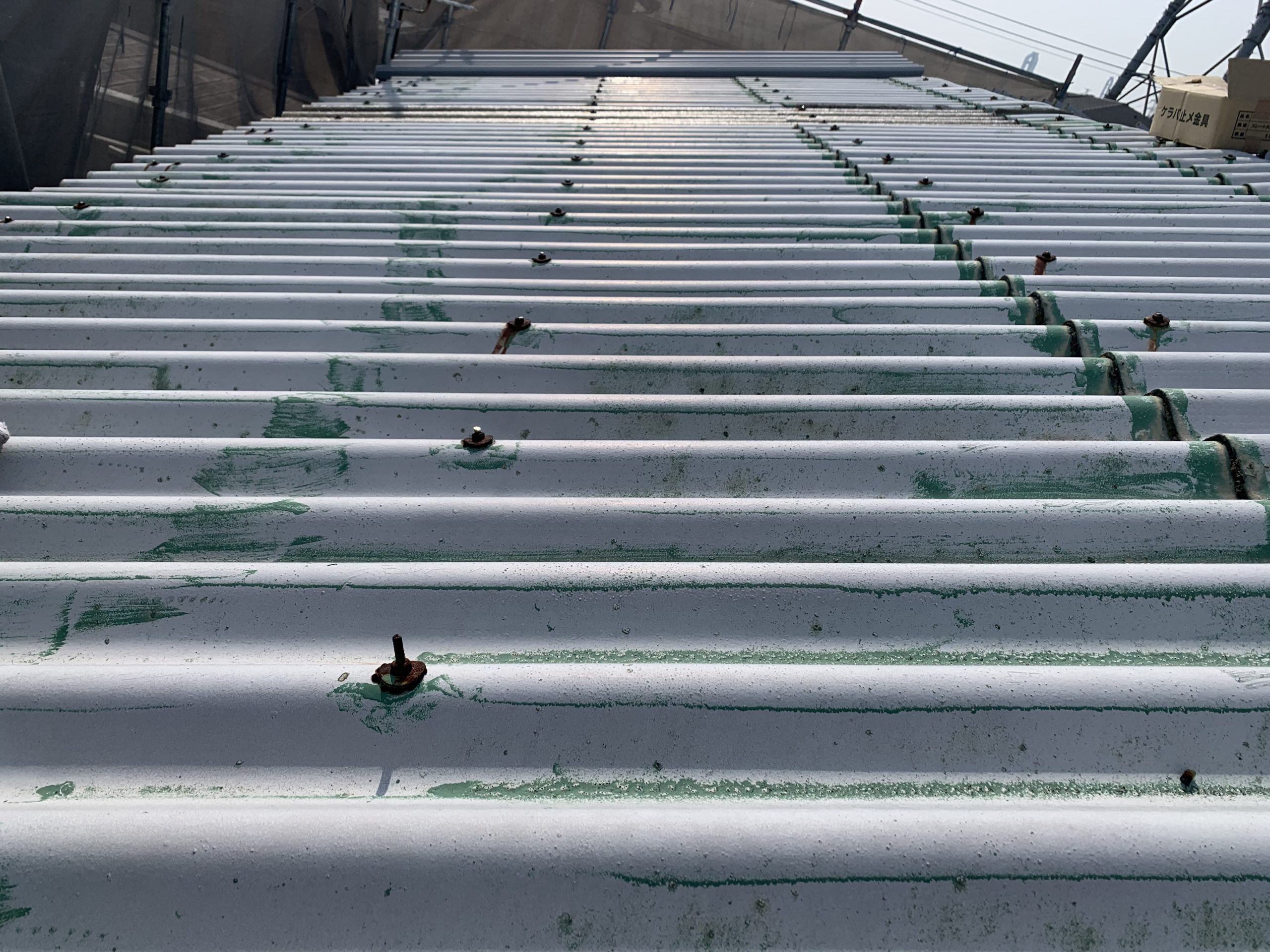 スレート屋根のカバー工法、まずは既存屋根のボルト処理から