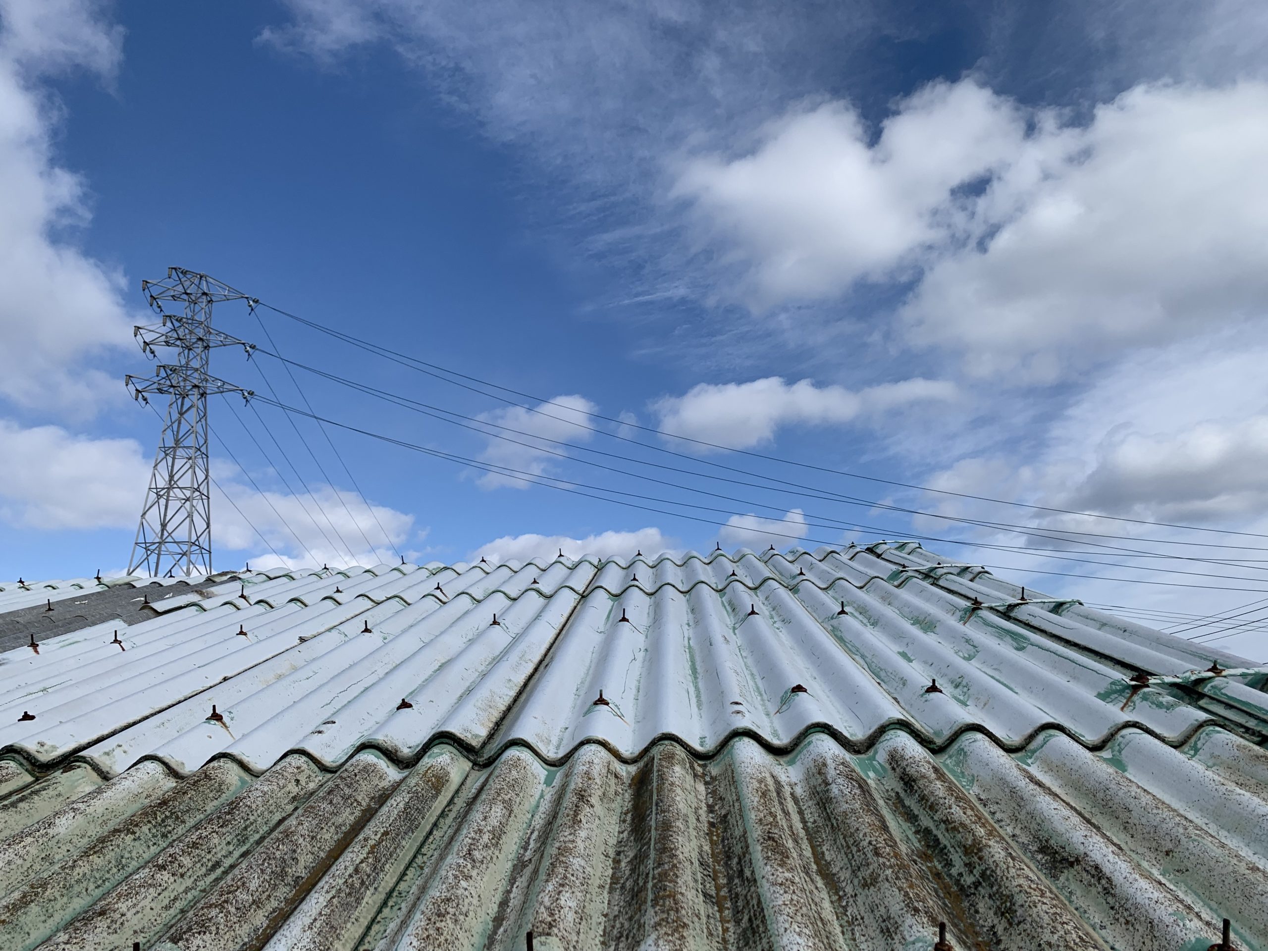 倉庫にて、スレート屋根をカバー工法で改修しました