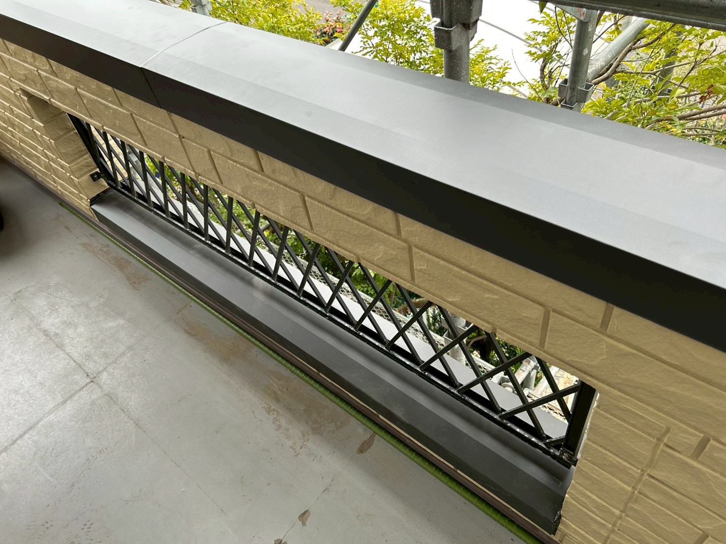 新規笠木を設置している施工中の様子春日井市