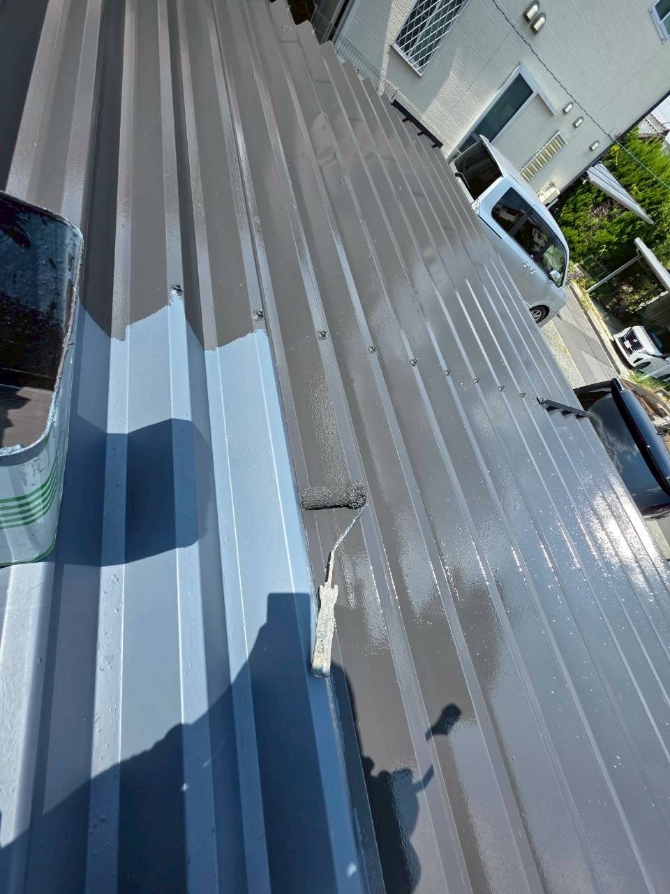 SK化研プレミアムルーフSiを塗装中の折板屋根の様子春日井市