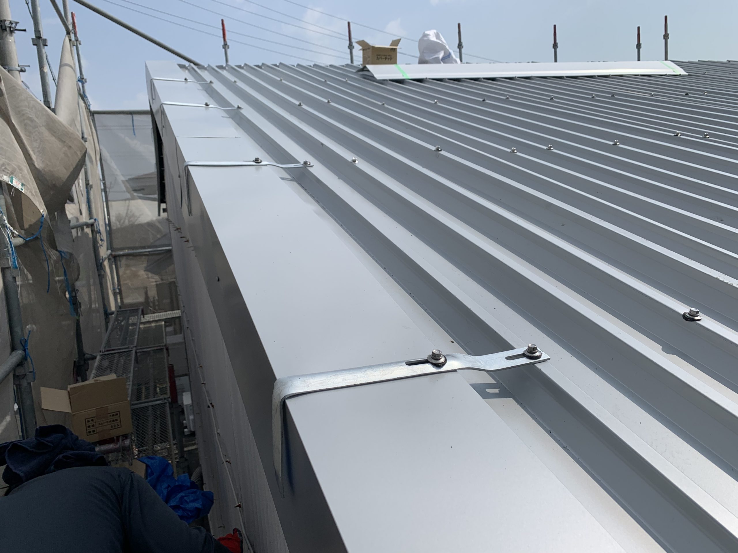 スレート屋根のケラバ部分には専用金具でしっかり固定