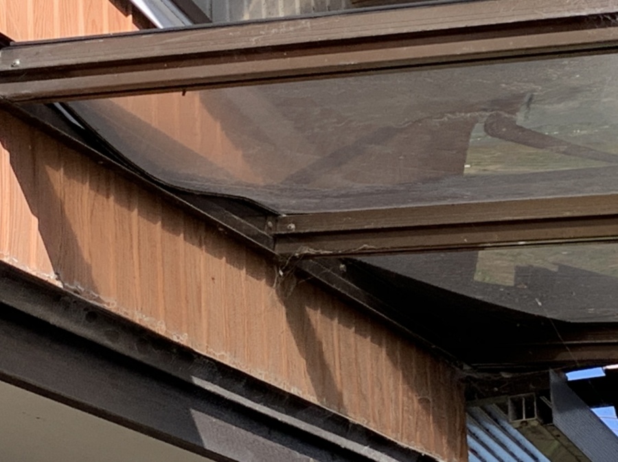 春日井市築40年瓦屋根のお住まいテラス屋根の破損状況の写真アップ