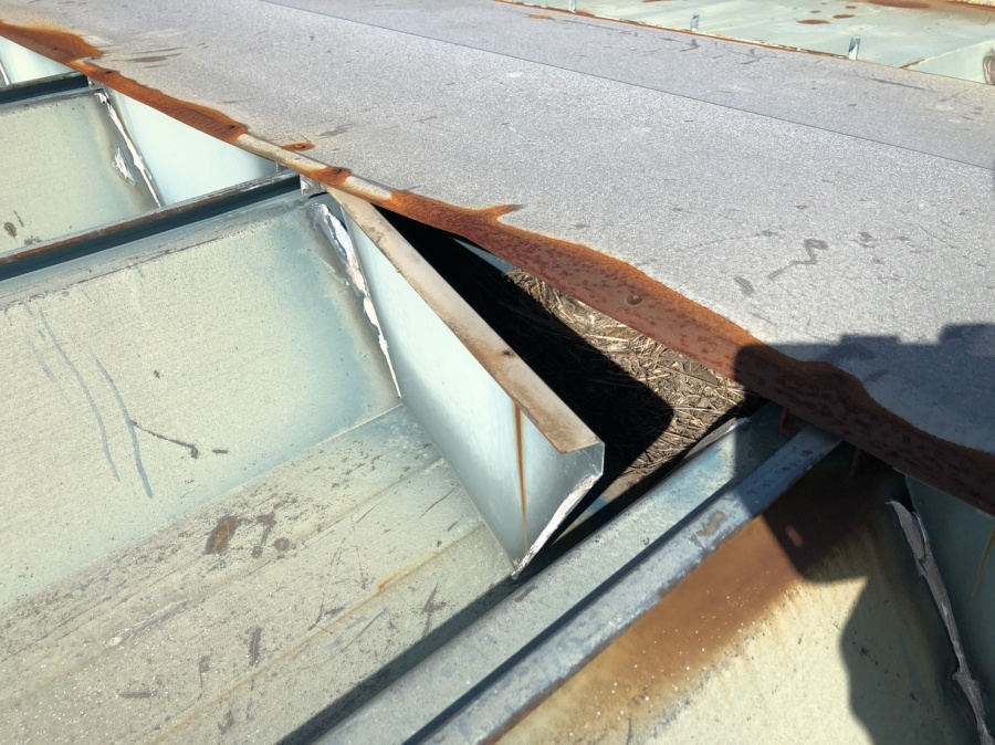 棟板金と折半屋根の接続部分に隙間