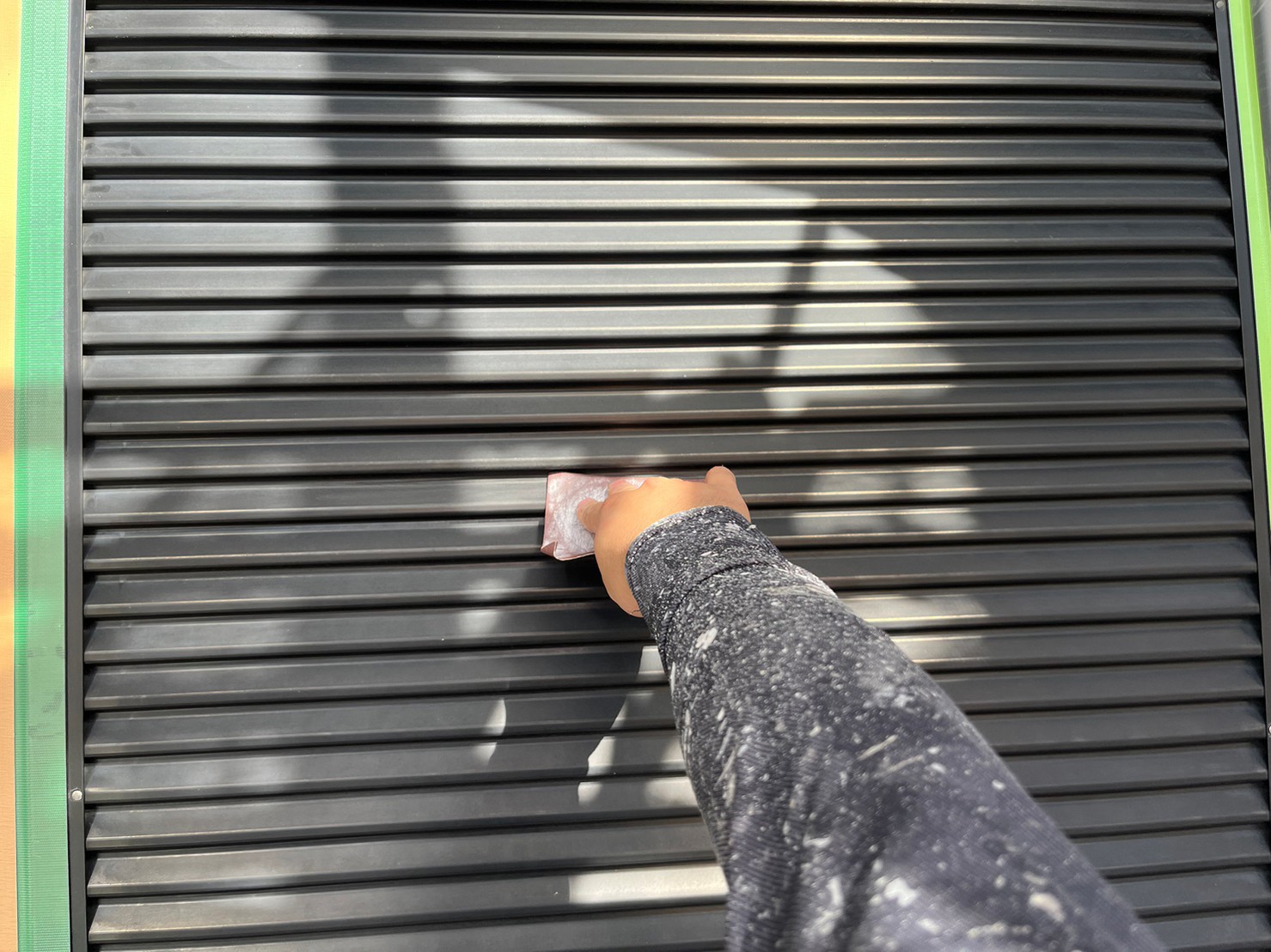 付帯部・雨戸の塗装も丁寧に施工｜目荒しと吹き付け仕上げ