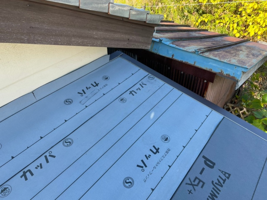 防水紙（ルーフィングシート）を上から重ね貼り