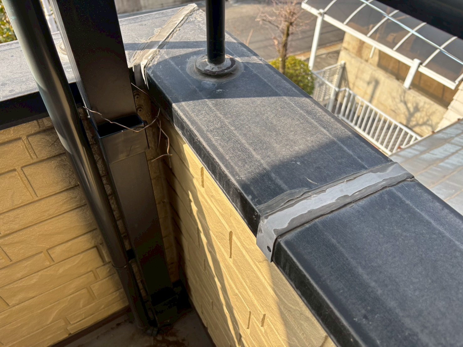 ベランダ笠木から雨漏りが発生している施工前の状態（春日井市）