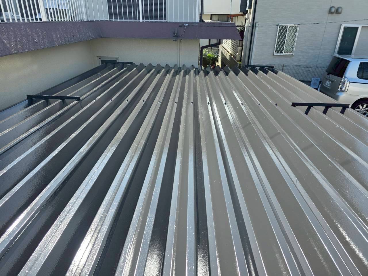 SK化研プレミアムルーフSiを塗装中の折板屋根の様子春日井市