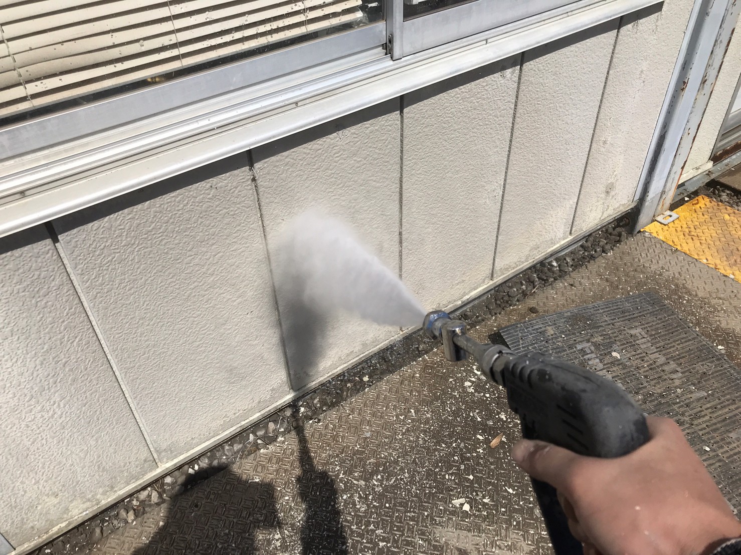 屋根・外壁塗装の第一歩は「高圧洗浄」と「下地処理」から！