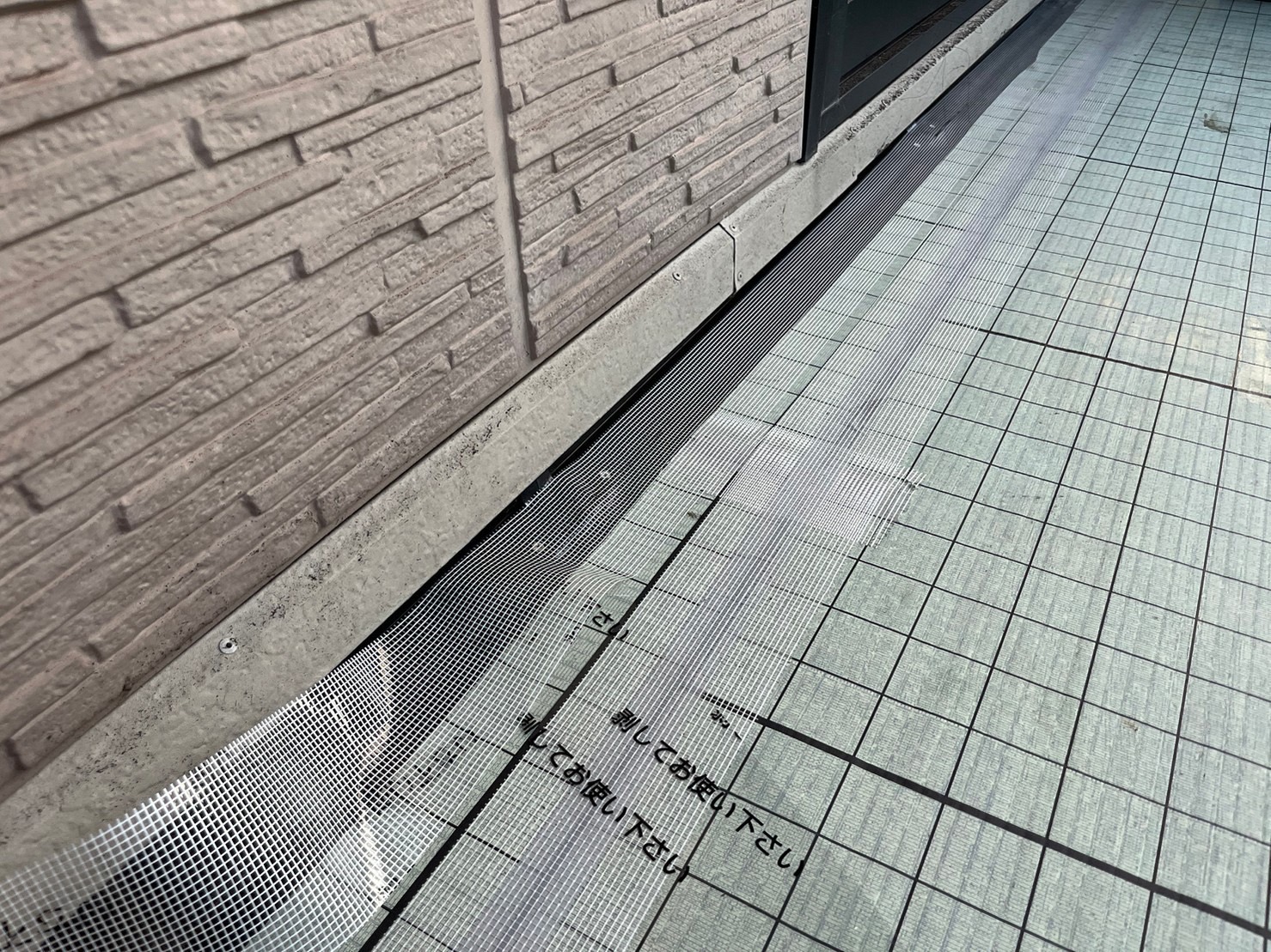 【自着シート貼り｜下地の動きを緩和する重要工程】