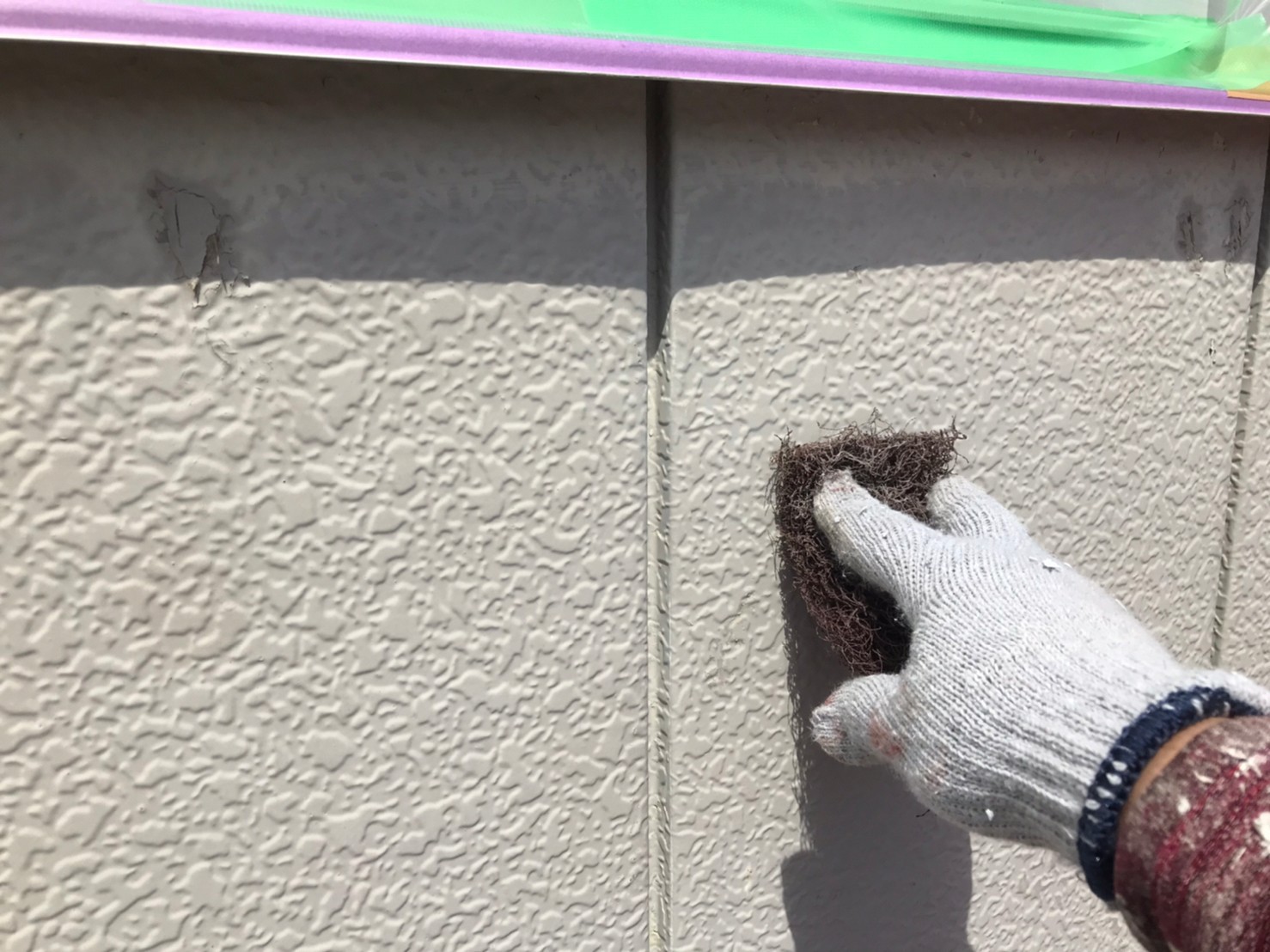 外壁塗装は下地処理がカギ！塗膜除去と配色で見違える仕上がりに