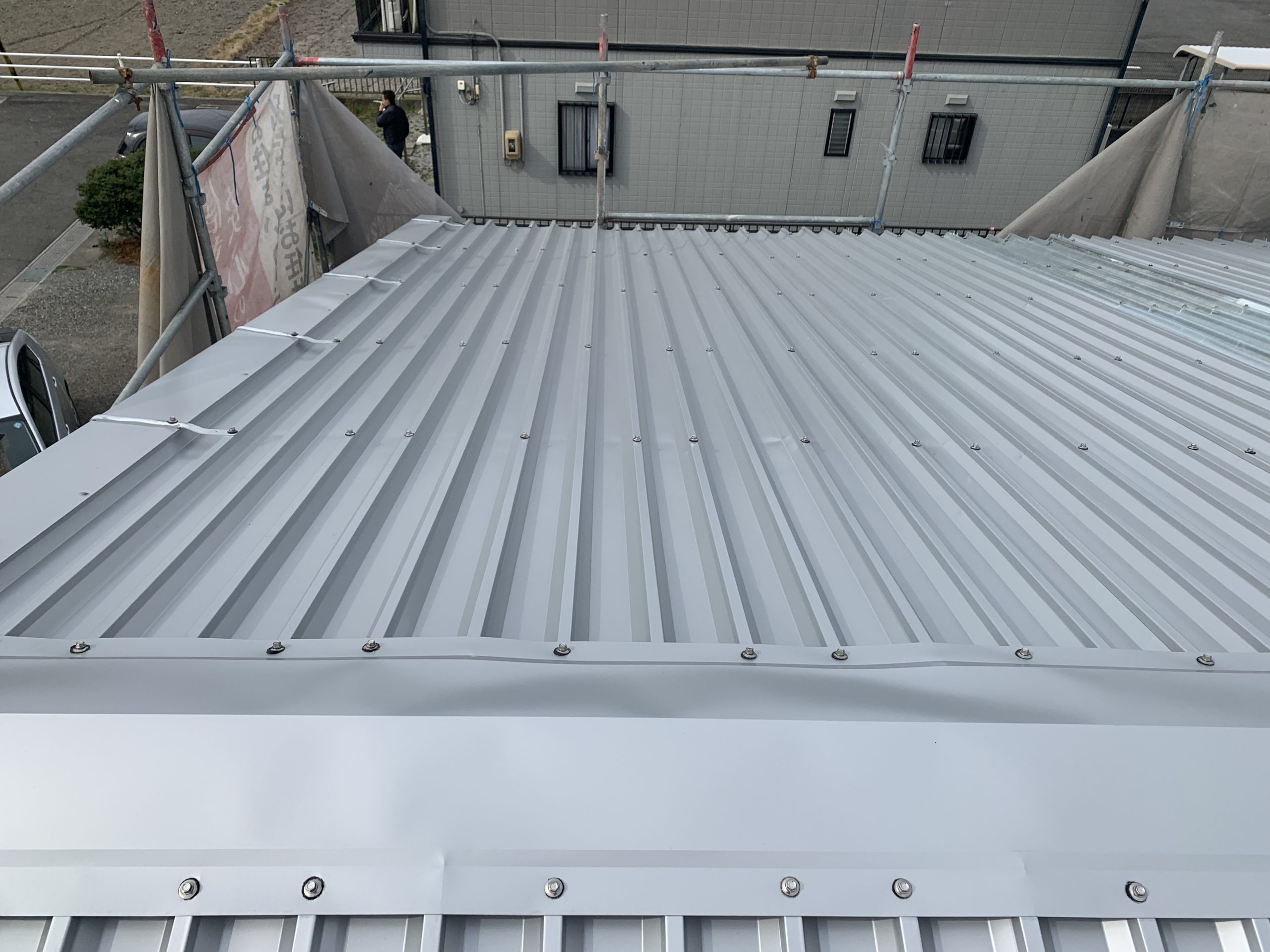 スレート屋根カバー工法｜大棟部には棟板金をしっかり施工！