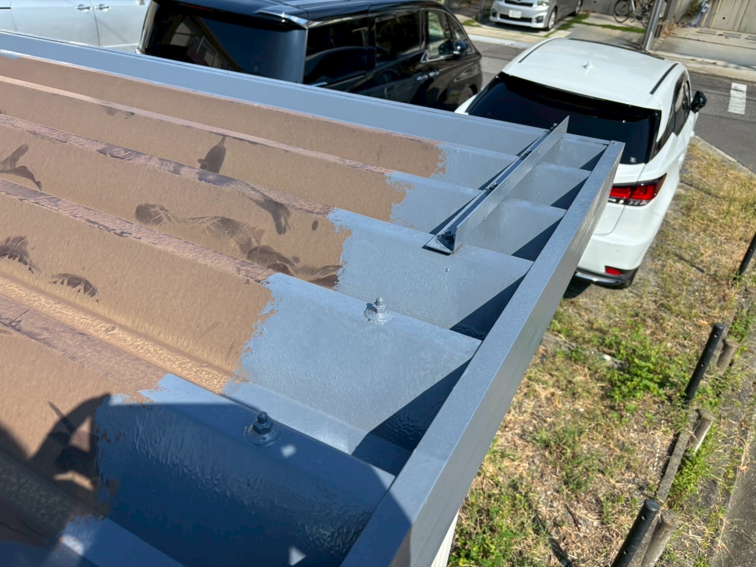 SK化研プレミアムルーフSiを塗装中の折板屋根の様子春日井市