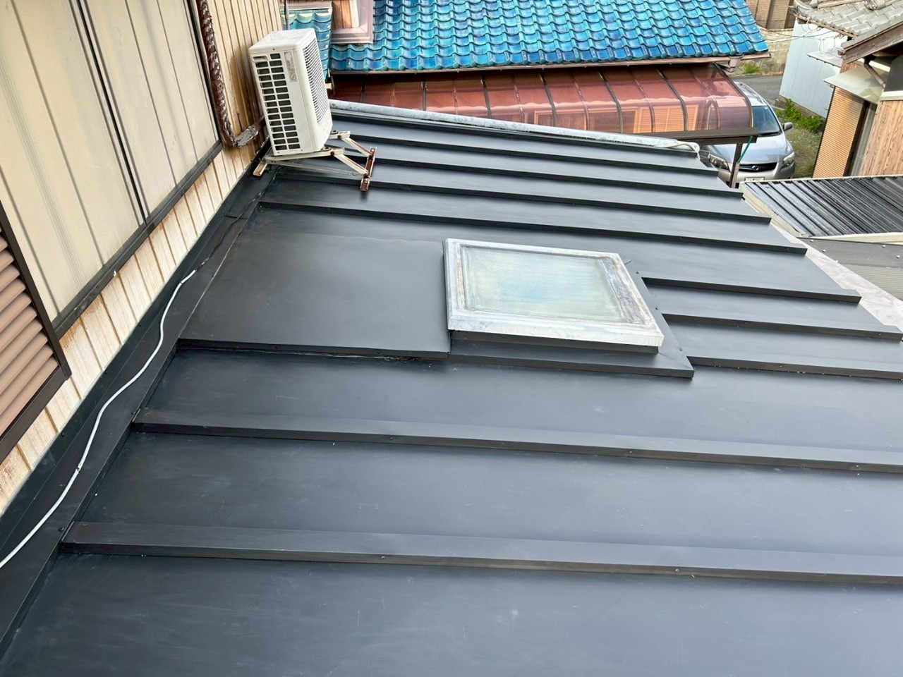 雨漏りした瀬戸市の瓦棒屋根にカバー工法を施工中の様子