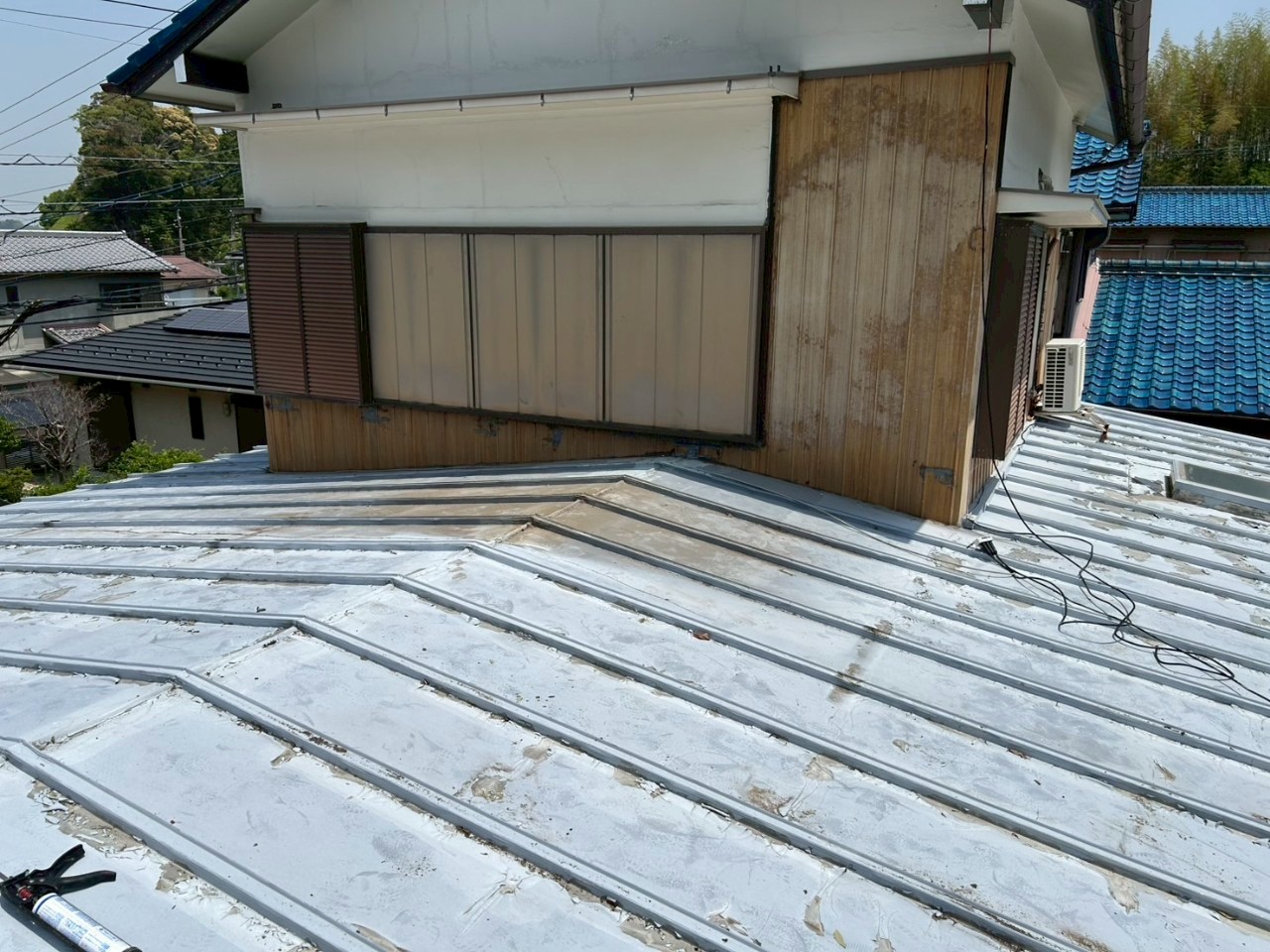 雨漏りした瀬戸市の瓦棒屋根にカバー工法を施工中の様子