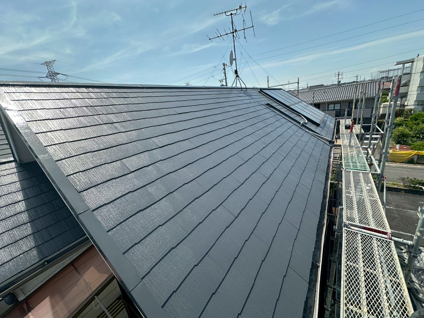 「春日井市の急こう配屋根にスーパーシャネツサーモSiを2回塗布した仕上がりの写真。高圧洗浄・下塗り・上塗りの施工工程を経て美しく仕上がった様子」