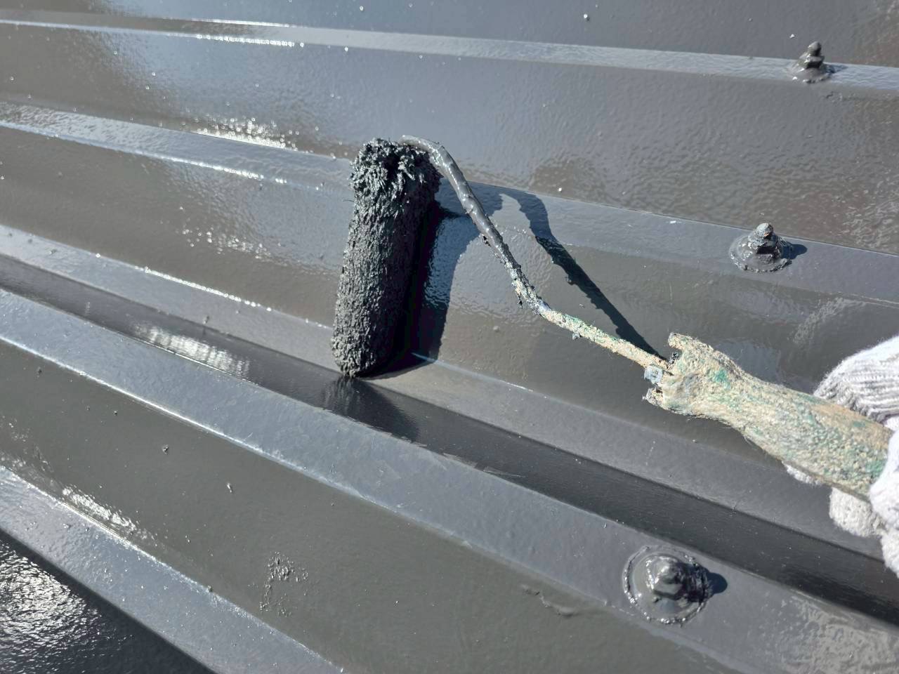 SK化研プレミアムルーフSiを塗装中の折板屋根の様子春日井市