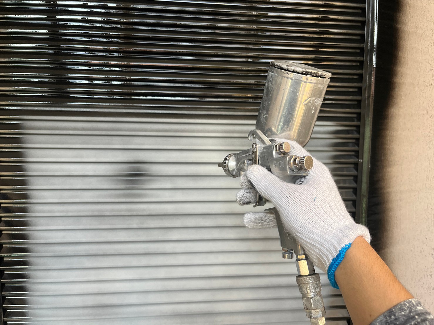 付帯部・雨戸の塗装も丁寧に施工｜目荒しと吹き付け仕上げ