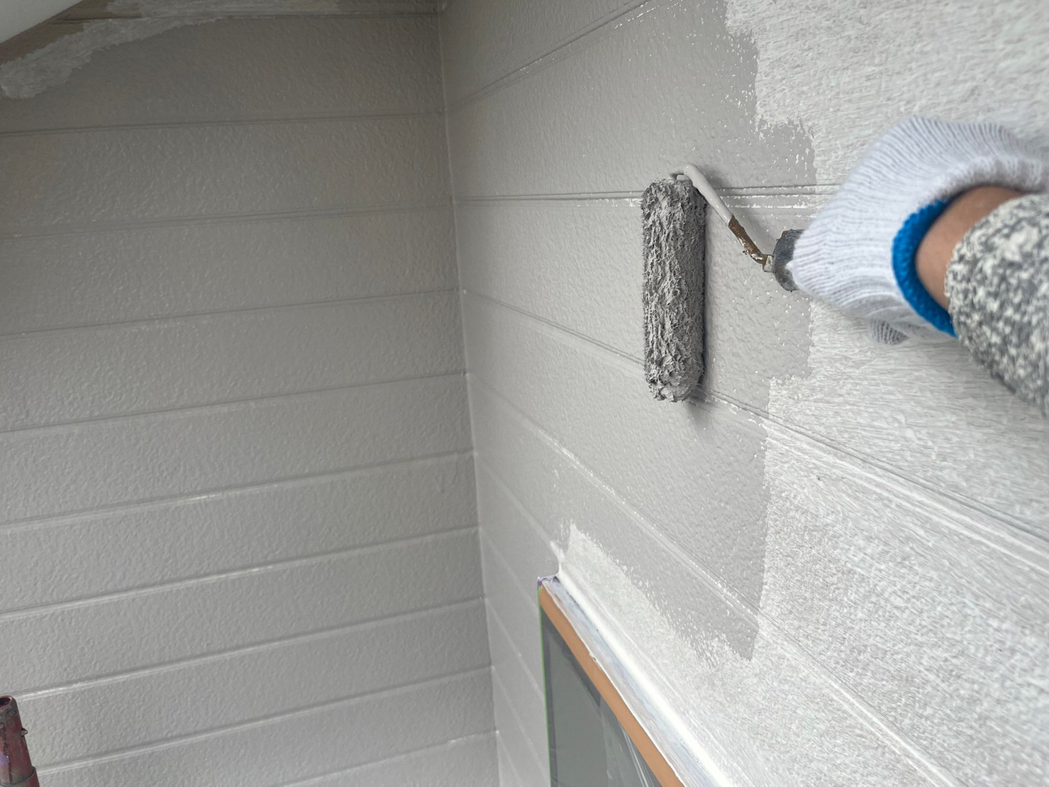 外壁の材質に合わせた下塗りと、丁寧な上塗り仕上げ