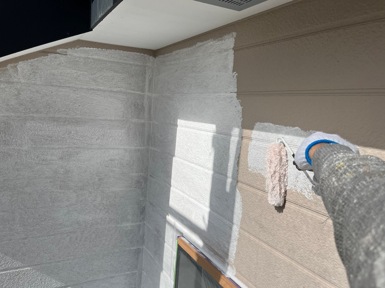 外壁の材質に合わせた下塗りと、丁寧な上塗り仕上げ