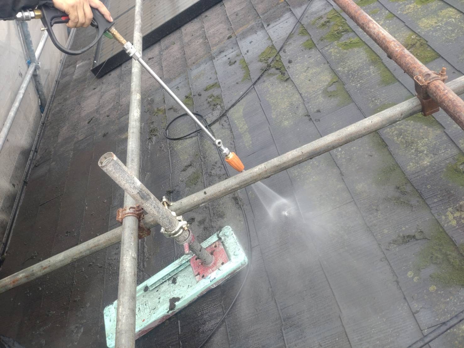 「春日井市の急こう配屋根にスーパーシャネツサーモSiを2回塗布した仕上がりの写真。高圧洗浄・下塗り・上塗りの施工工程を経て美しく仕上がった様子」