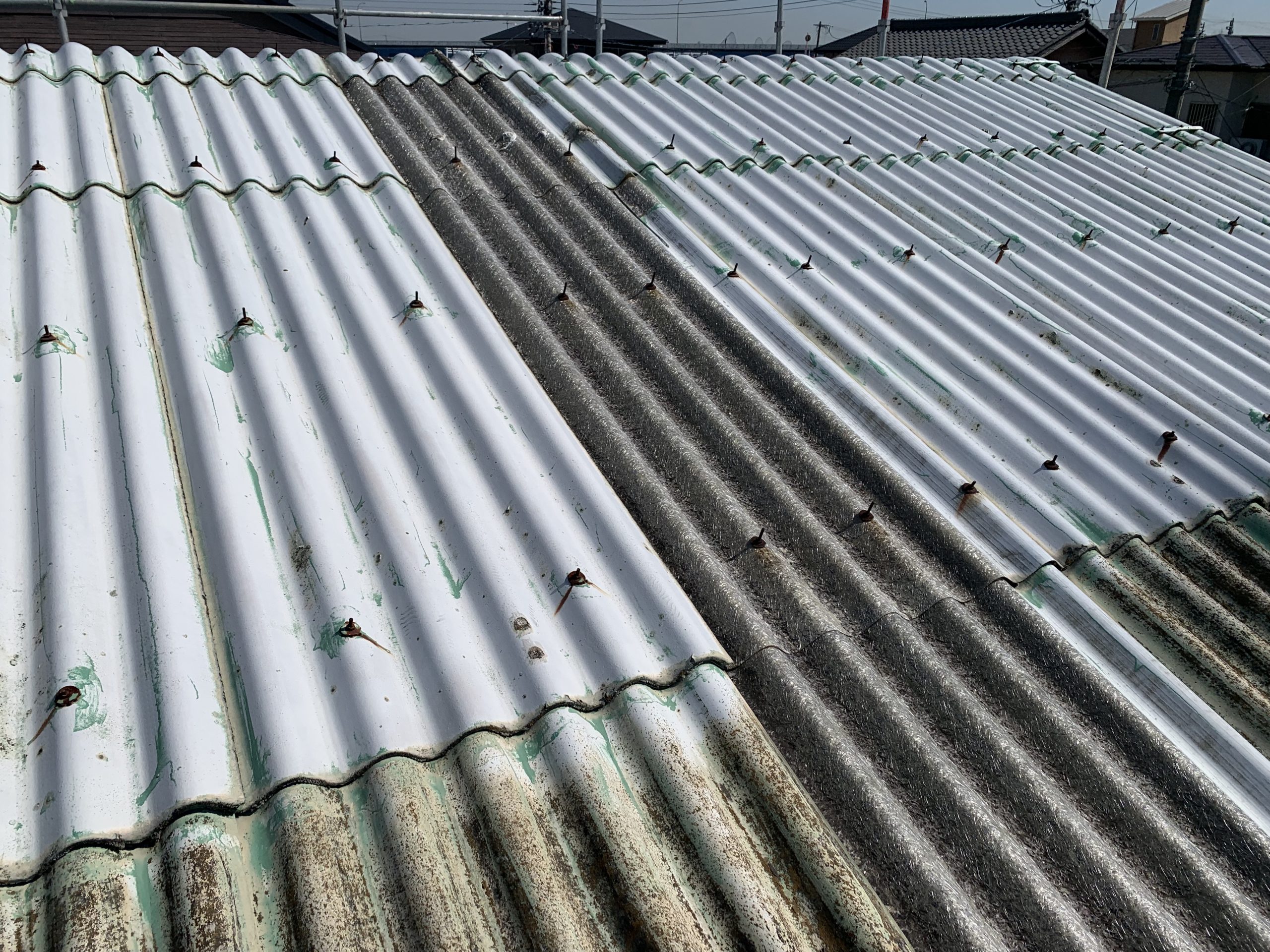 倉庫にて、スレート屋根をカバー工法で改修しました