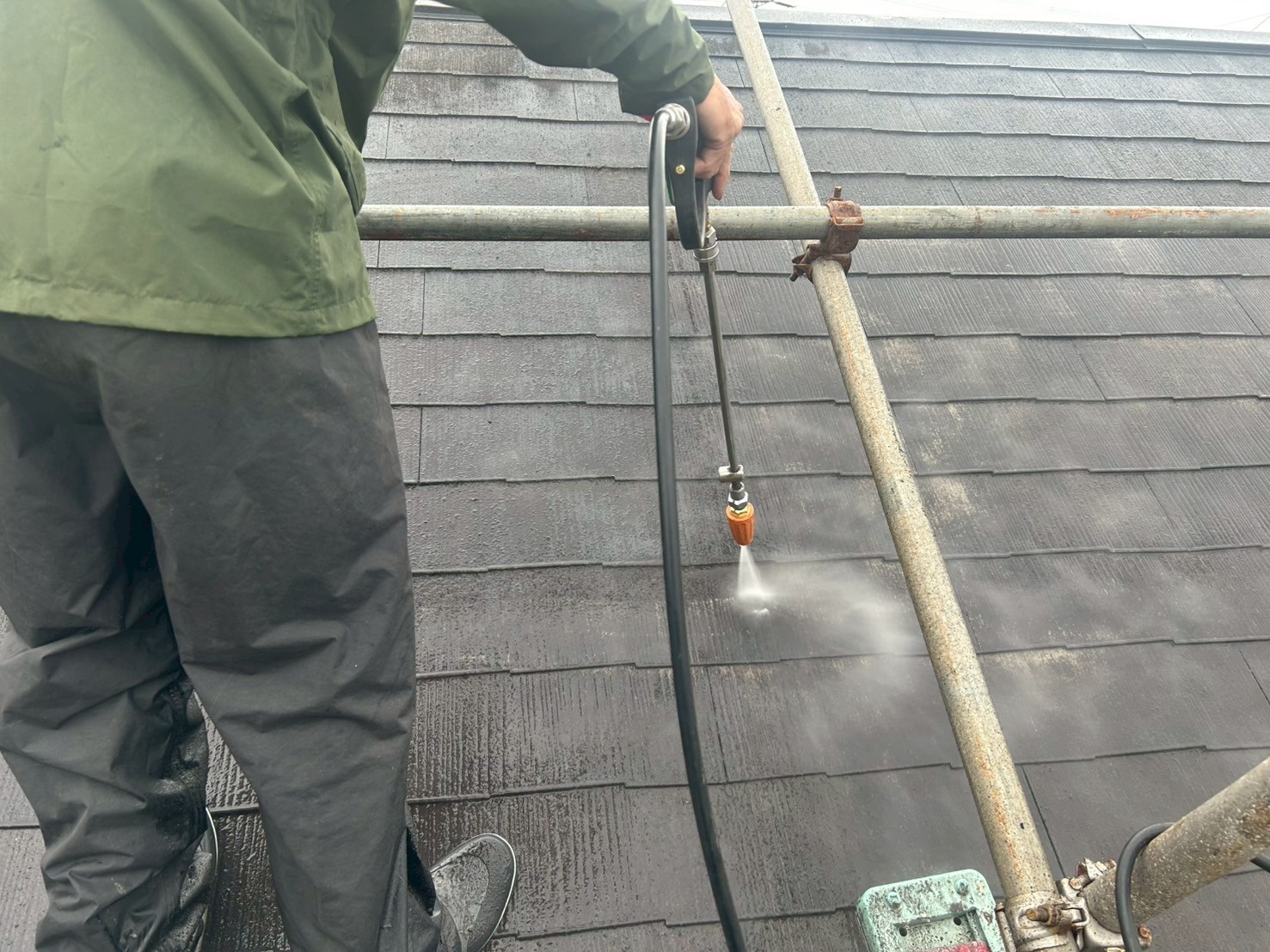 「春日井市の急こう配屋根にスーパーシャネツサーモSiを2回塗布した仕上がりの写真。高圧洗浄・下塗り・上塗りの施工工程を経て美しく仕上がった様子」